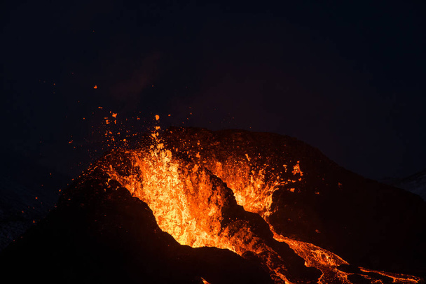 アイスランドのレイキャジェーン半島のファグラダール火山の噴火現場 - 写真・画像