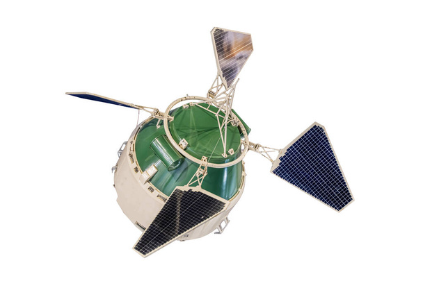 maqueta de un satélite espacial sobre un fondo blanco - Foto, Imagen
