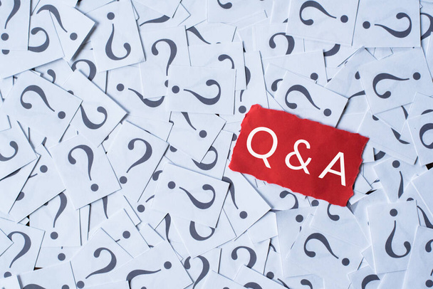 kysymysmerkki valkoisella paperilla ja Q & A punaisella paperilla. kysymyksiä ja vastaus käsite - Valokuva, kuva