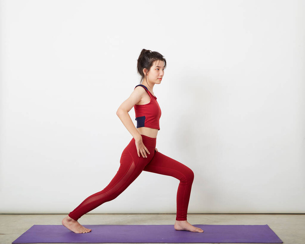 Porträt der jungen schönen Frau Fitness Yoga Warm-up-Übung Position Sporty Girl Health Care Lifestyle. Yoga für Anfänger, Wellness-Konzept - Foto, Bild