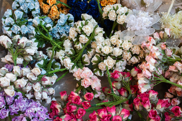 Arte floral hecho de rosas artificiales de colores en vista - Foto, imagen
