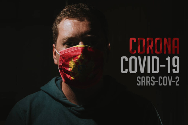 hombre con máscara con bandera de Montenegro para la protección contra el virus de la corona covid-19 SARS-CoV-2 - Foto, Imagen