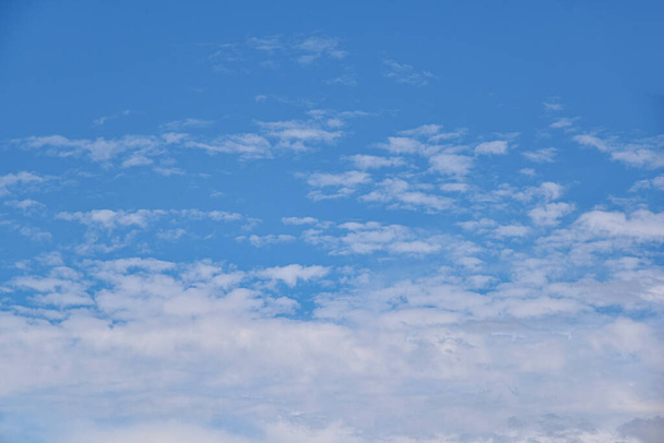 Όμορφα άσπρα σύννεφα σε μπλε φόντο του ουρανού. χνουδωτά άσπρα σύννεφα μπλε ουρανός. - Φωτογραφία, εικόνα