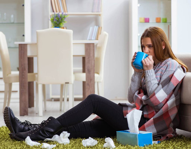 Zieke vrouw die thuis griep heeft - Foto, afbeelding