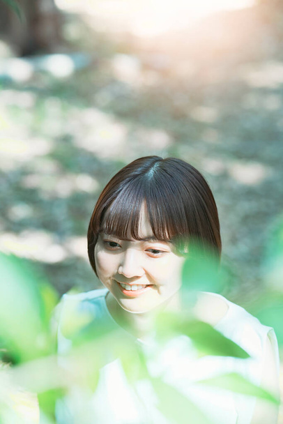 Azjatycki kobiecy portret w lesie w piękny dzień - Zdjęcie, obraz