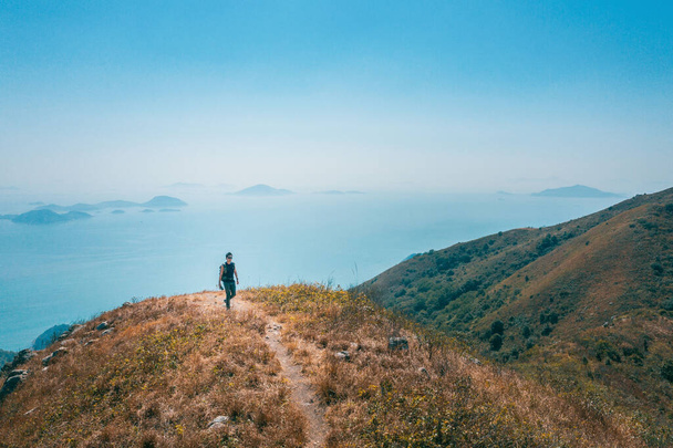 randonneur randonneur randonneur sur la montagne à proximité de la mer, de jour en plein air - Photo, image
