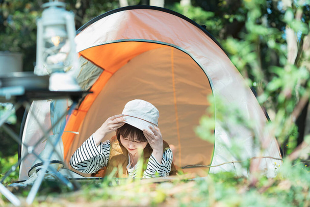 Изображение одинокого лагеря - молодая женщина, лежащая в палатке - Фото, изображение