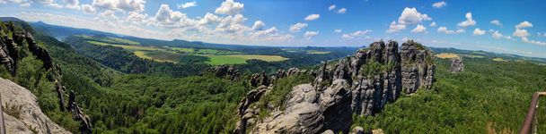Vista panorámica de las rocas de Schrammsteine al río Elba en Sajonia Suiza, Alemania - Foto, Imagen