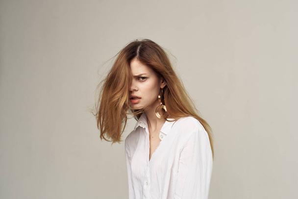 Ελκυστική γυναίκα όμορφη μαλλιά αίγλη λευκό πουκάμισο μόδα φοιτητής φως φόντο - Φωτογραφία, εικόνα
