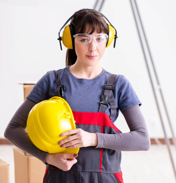 Žena dodavatel pracovník s hlukem potlačuje sluchátka - Fotografie, Obrázek