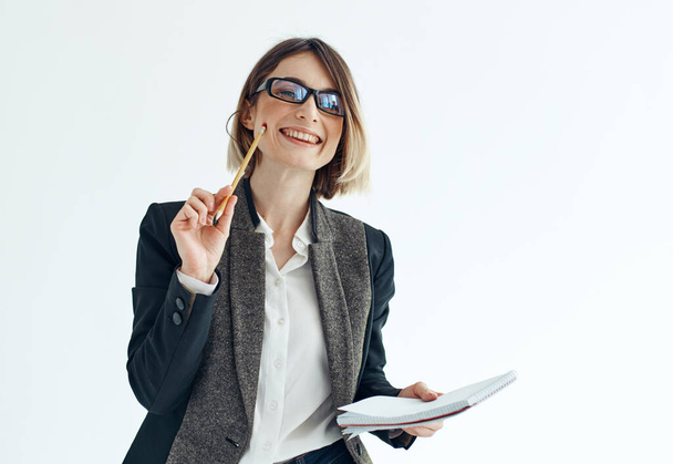 Бізнес-леді класичний костюм окуляри працюють фінанси
 - Фото, зображення