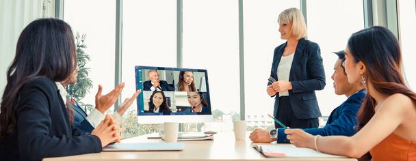 Videogespreksgroep zakenmensen ontmoeten elkaar op virtuele werkplek of kantoor op afstand - Foto, afbeelding