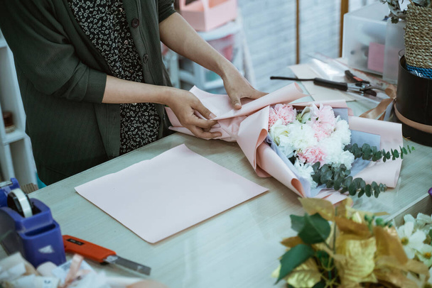 portrait hand florist make a flannel flower handcraft - 写真・画像