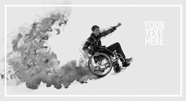 Gri arka planda tekerlekli sandalyede uçan genç adam mesaj için yer var. - Fotoğraf, Görsel