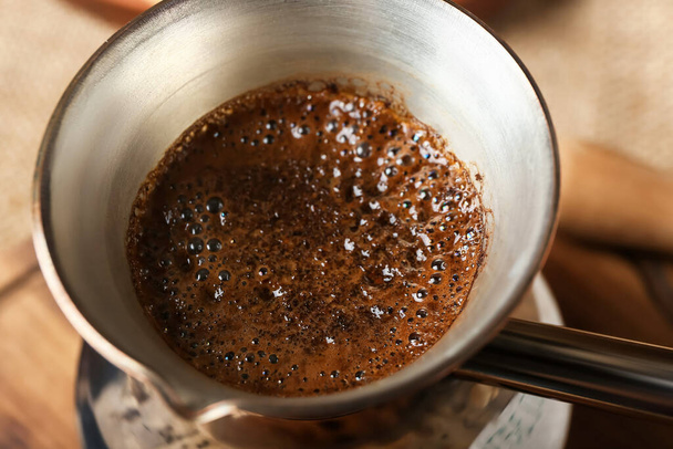 Maceta con café aromático caliente, primer plano - Foto, Imagen