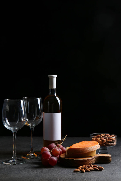 暗い背景にワインのボトルと組成物 - 写真・画像