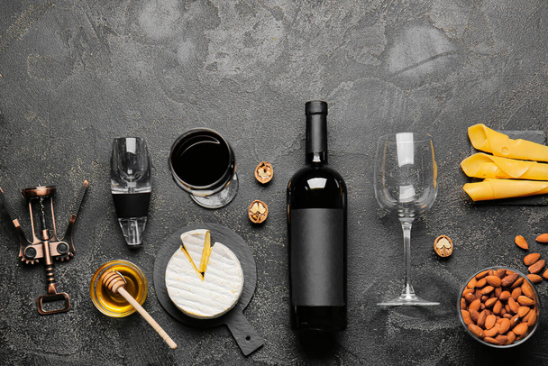 Komposition mit einer Flasche Wein auf dunklem Hintergrund - Foto, Bild