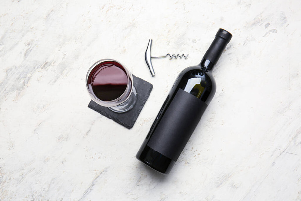 Láhev a sklenice vína na grunge pozadí - Fotografie, Obrázek