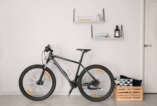 Велосипед в интерьере современного номера - Фото, изображение