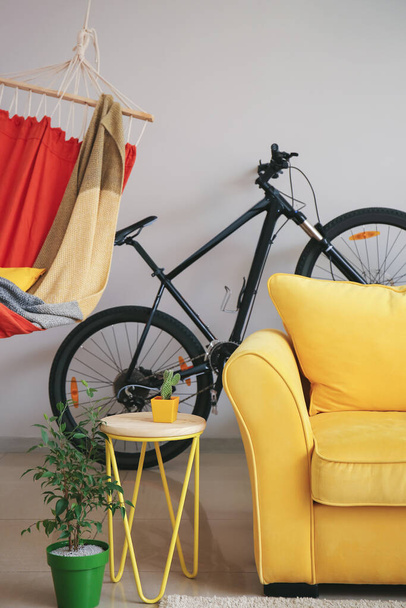 Сучасний велосипед в інтер'єрі вітальні
 - Фото, зображення