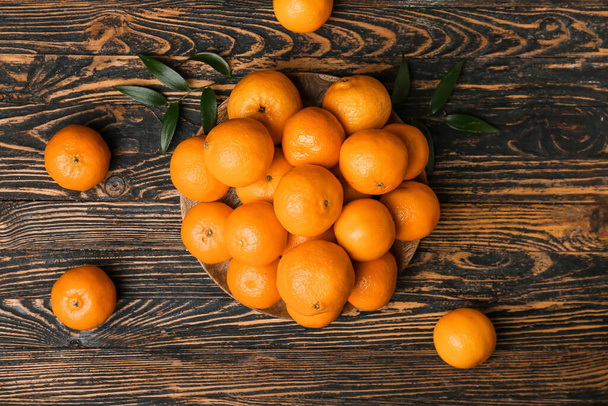 Teller mit süßen Mandarinen auf Holzgrund - Foto, Bild
