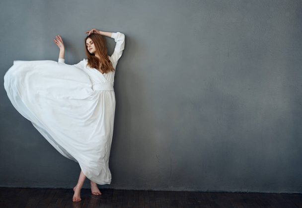 Γυναίκα σε λευκό φόρεμα επιδόσεις πολυτέλεια glamor μοντέλο - Φωτογραφία, εικόνα