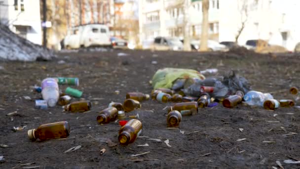 Vidéo de déchets alcooliques et de saletés abandonnés - Séquence, vidéo