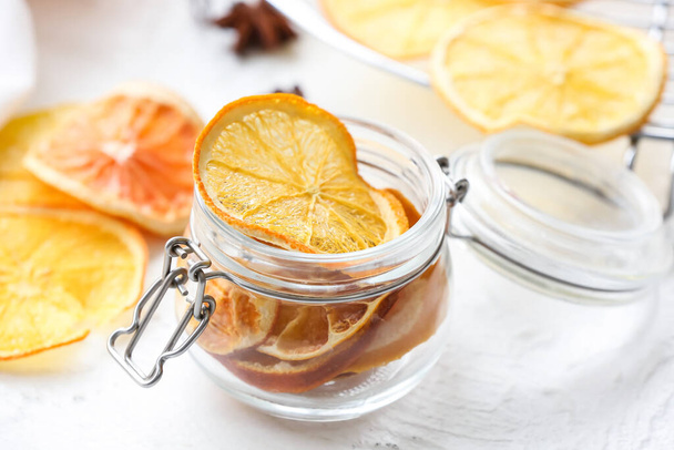 Purkki kuivattuja appelsiininviipaleita kevyellä pohjalla - Valokuva, kuva