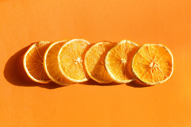 Fette di arancia essiccate su sfondo colore - Foto, immagini