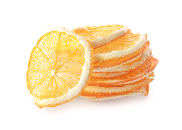 Getrocknete Orangenscheiben auf weißem Hintergrund - Foto, Bild