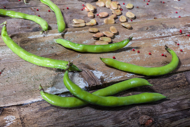 Gros plan des fèves fraîches et séchées dans la table en bois - Photo, image