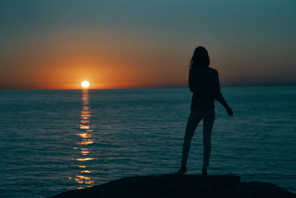silhueta de mulher no mar ao pôr do sol e céu de praia skyline - Foto, Imagem
