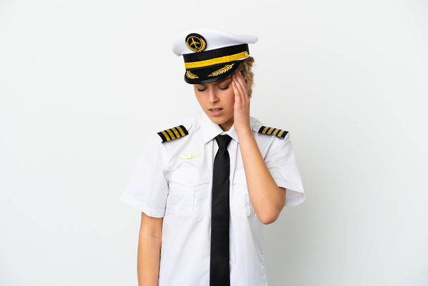 Samolot blondynka pilot odizolowany na białym tle z bólem głowy - Zdjęcie, obraz