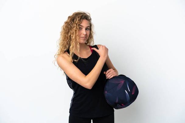 Mladá sportovní žena se sportovní taškou izolované na bílém pozadí hrdý a self-spokojen - Fotografie, Obrázek