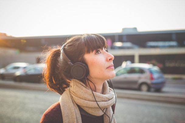 žena poslouchající hudbu - Fotografie, Obrázek