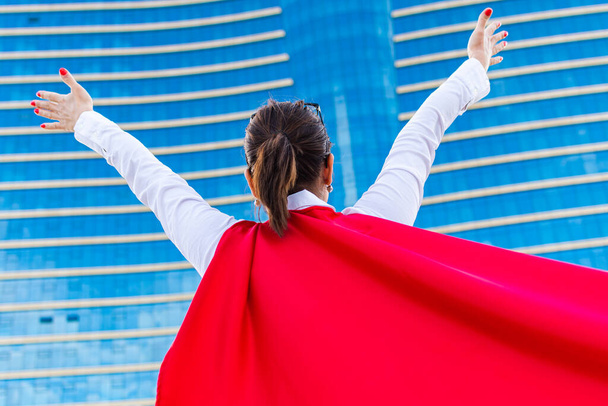 Mulher de negócios com uma capa de super herói. vista traseira - Foto, Imagem