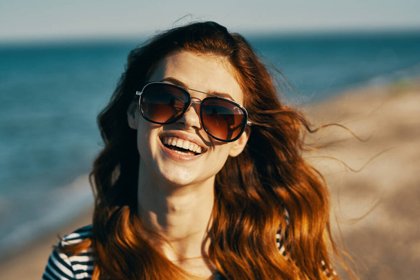 jovem viajante óculos de sol retrato closeup mar paisagem praia - Foto, Imagem