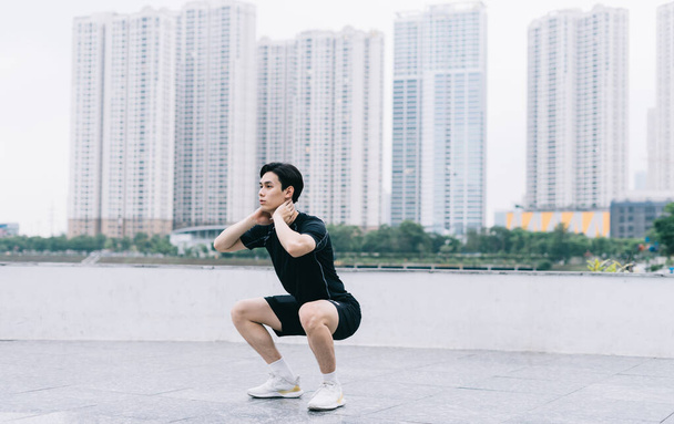 公園で運動する若いアジア人男性 - 写真・画像