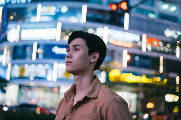 Asijský muž chodí v noci po ulici a cítí se ztracený - Fotografie, Obrázek