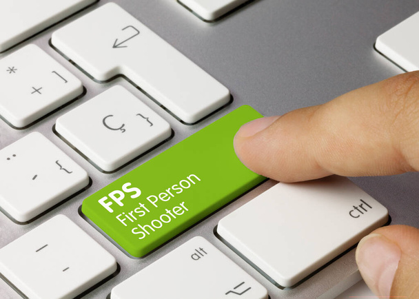 FPS První osoba střelec napsán na zeleném klíči kovové klávesnice. Stisknutí klávesy prstu. - Fotografie, Obrázek