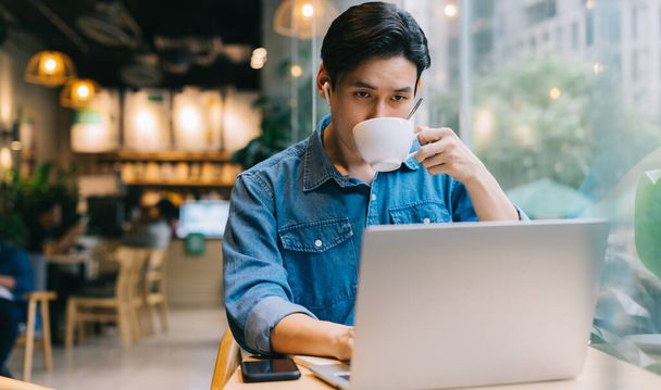asiático hombre trabajando en café en fin de semana - Foto, Imagen