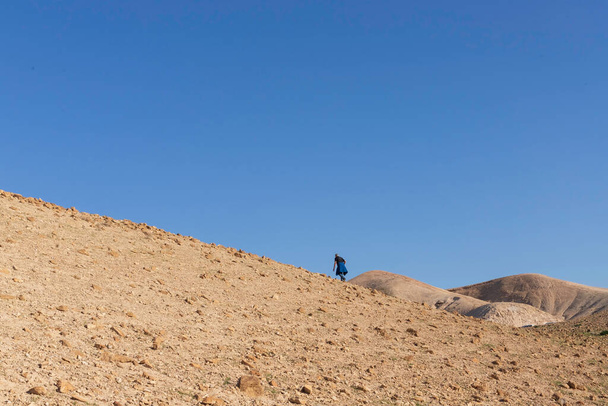Siluetas de turistas en la superficie de las montañas del desierto de Judea. Israel - Foto, Imagen
