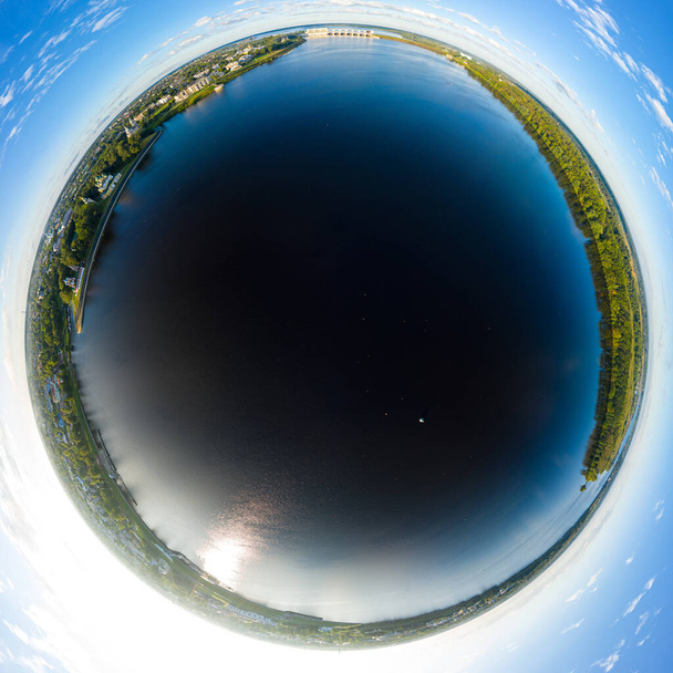 Uglich, Rusia. Panorama del terraplén del río Volga, central hidroeléctrica de Uglich, puerta de enlace. Vista aérea. asteroide panorámico aéreo de 360 grados - Foto, Imagen
