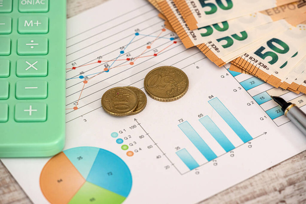  ユーロコインと株式市場価格とチャート上の計算機付きの手形。事業概念 - 写真・画像