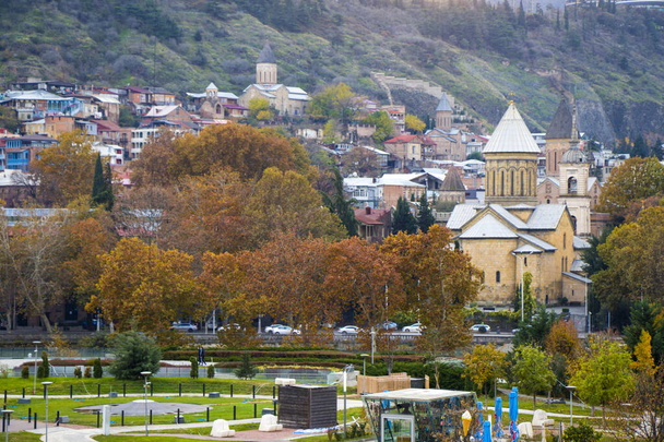 A beautiful view of the Rikhe park on a gloomy day in Tbilisi, Georgia - Foto, Imagem
