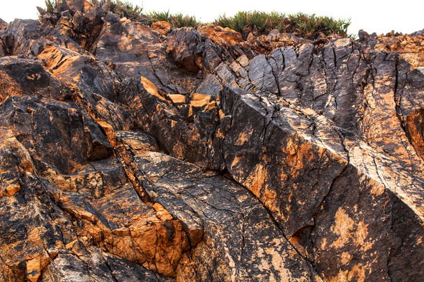 Πολύχρωμες πέτρινες υφές και ορυκτά ενός βουνού στη Rodalquilar, Αλμερία, Ισπανία - Φωτογραφία, εικόνα