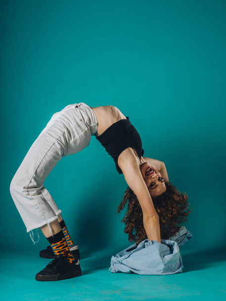 Artista de silueta de danza moderna practicando ejercicio de puente en el estudio - Foto, Imagen