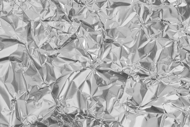 Fényes ezüst fólia textúra háttér, minta fehér szürke csomagolópapír gyűrött és hullámos. - Fotó, kép