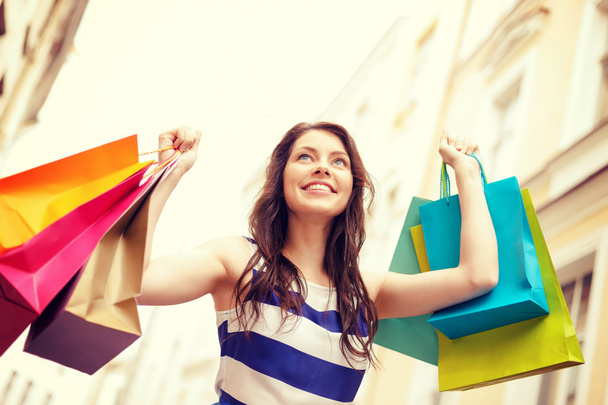 beautiful woman with shopping bags in the ctiy - Foto, imagen