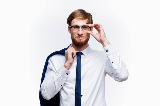 jóképű szőke üzletember zakó vállon és nyakkendő ing modell - Fotó, kép